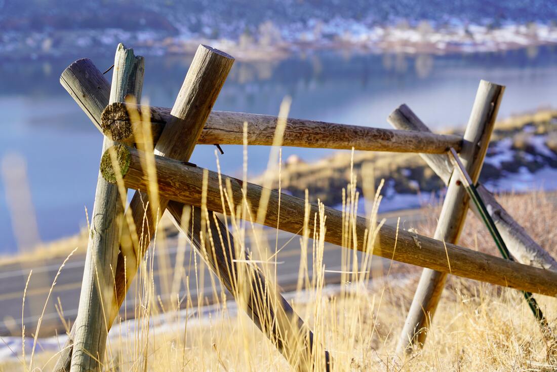 Picture of a rustic split rail fence for Colorado's Front Range. 